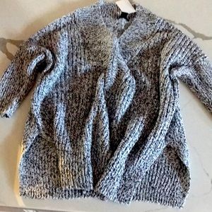 H and M sweater black and white